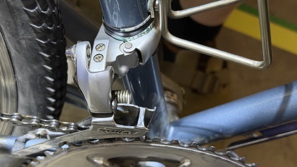 the front derailleur of the bike installed with a plastic card type shim
